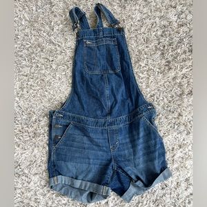 GAP maternity overall jean shorts in EUC! Size M